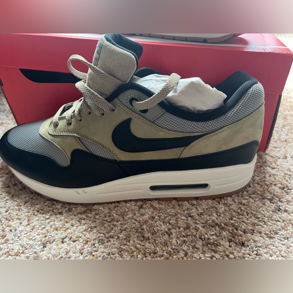 NIKE AIR MAX 1 SC - DARKSTUCCO/ BLACK/ NEUTRALOLIVE